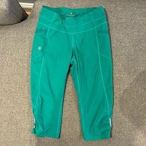 Athleta green cropped capri leggings with pockets small reflective